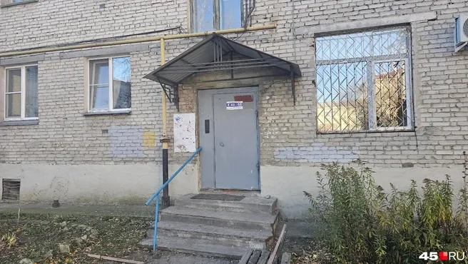 В Кургане к сроку не восстановили рухнувшую лестницу в доме на Савельева