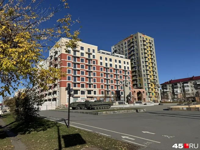 В Кургане у «Дома кино» открыли сквер с детской площадкой
