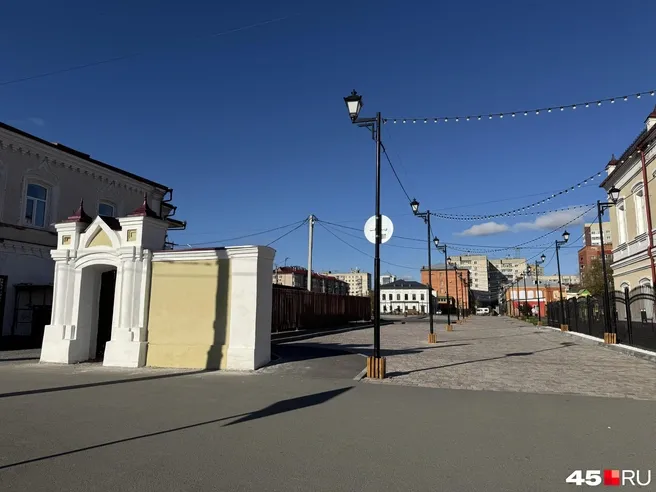 В Кургане открыли сквер с экраном у Центрального рынка
